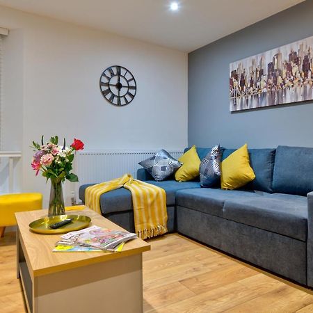 Central Stamford Retreat - Stylish 2-Bed Apartment & Parking Esterno foto