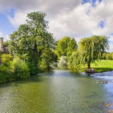 Central Stamford Retreat - Stylish 2-Bed Apartment & Parking Esterno foto