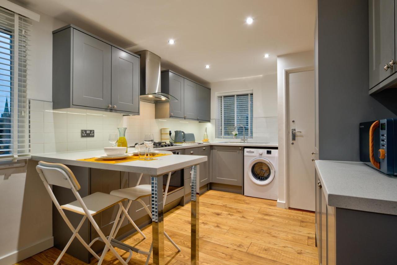 Central Stamford Retreat - Stylish 2-Bed Apartment & Parking Esterno foto