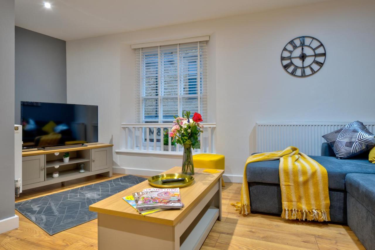 Central Stamford Retreat - Stylish 2-Bed Apartment & Parking Esterno foto