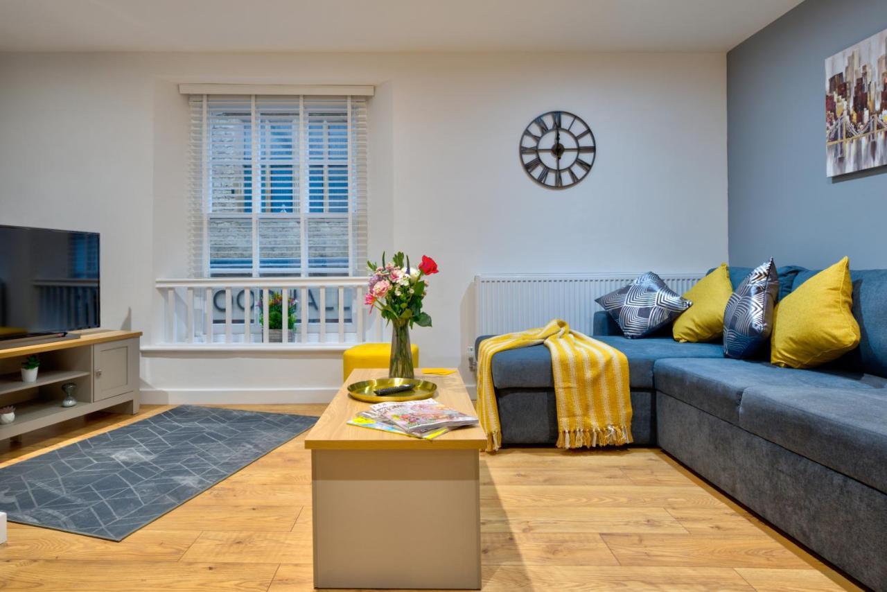 Central Stamford Retreat - Stylish 2-Bed Apartment & Parking Esterno foto