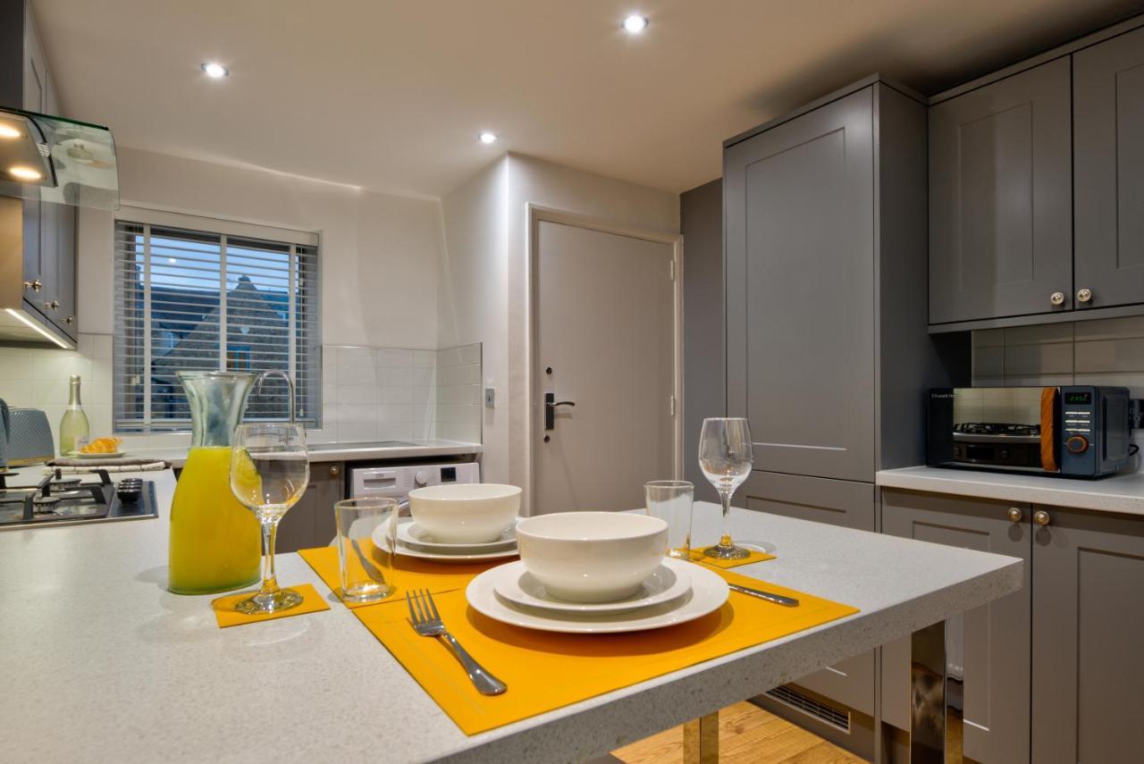 Central Stamford Retreat - Stylish 2-Bed Apartment & Parking Esterno foto