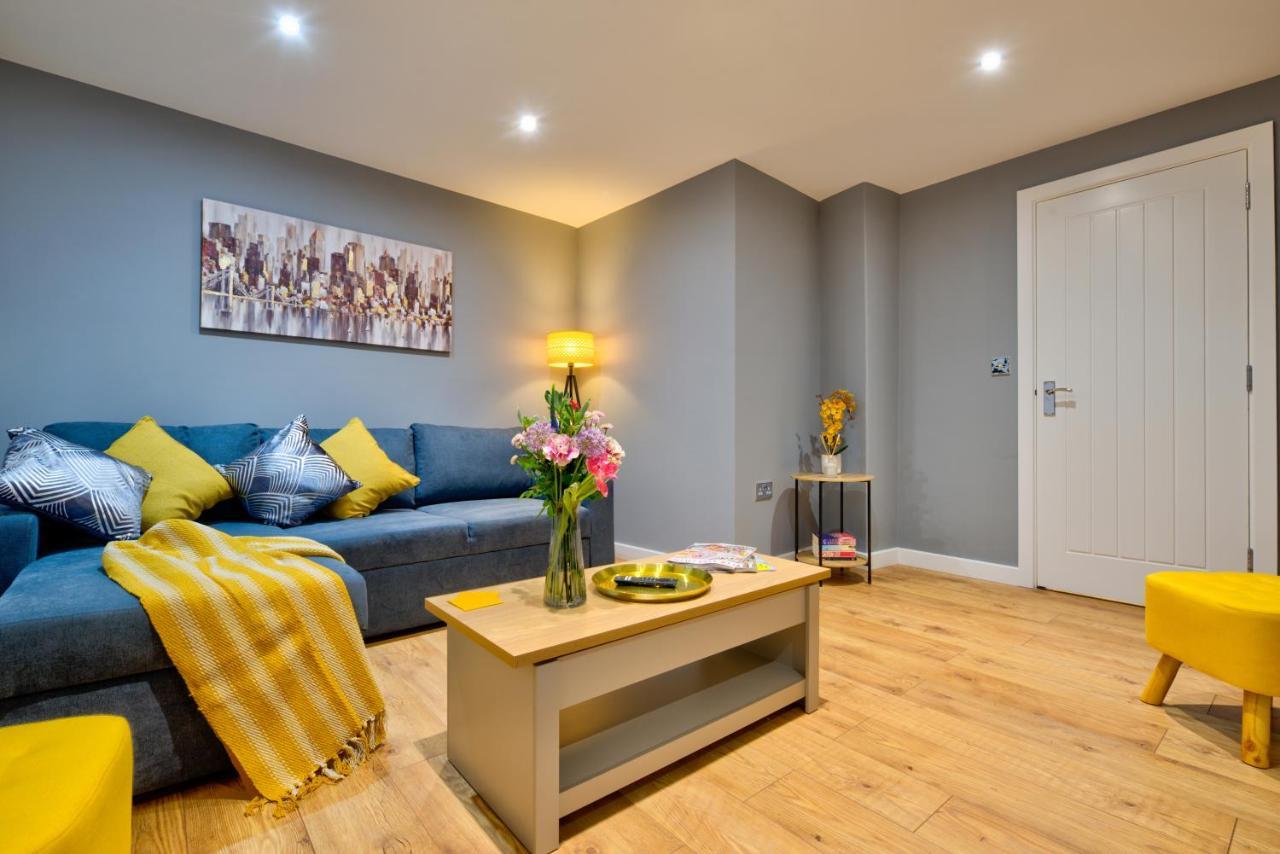 Central Stamford Retreat - Stylish 2-Bed Apartment & Parking Esterno foto