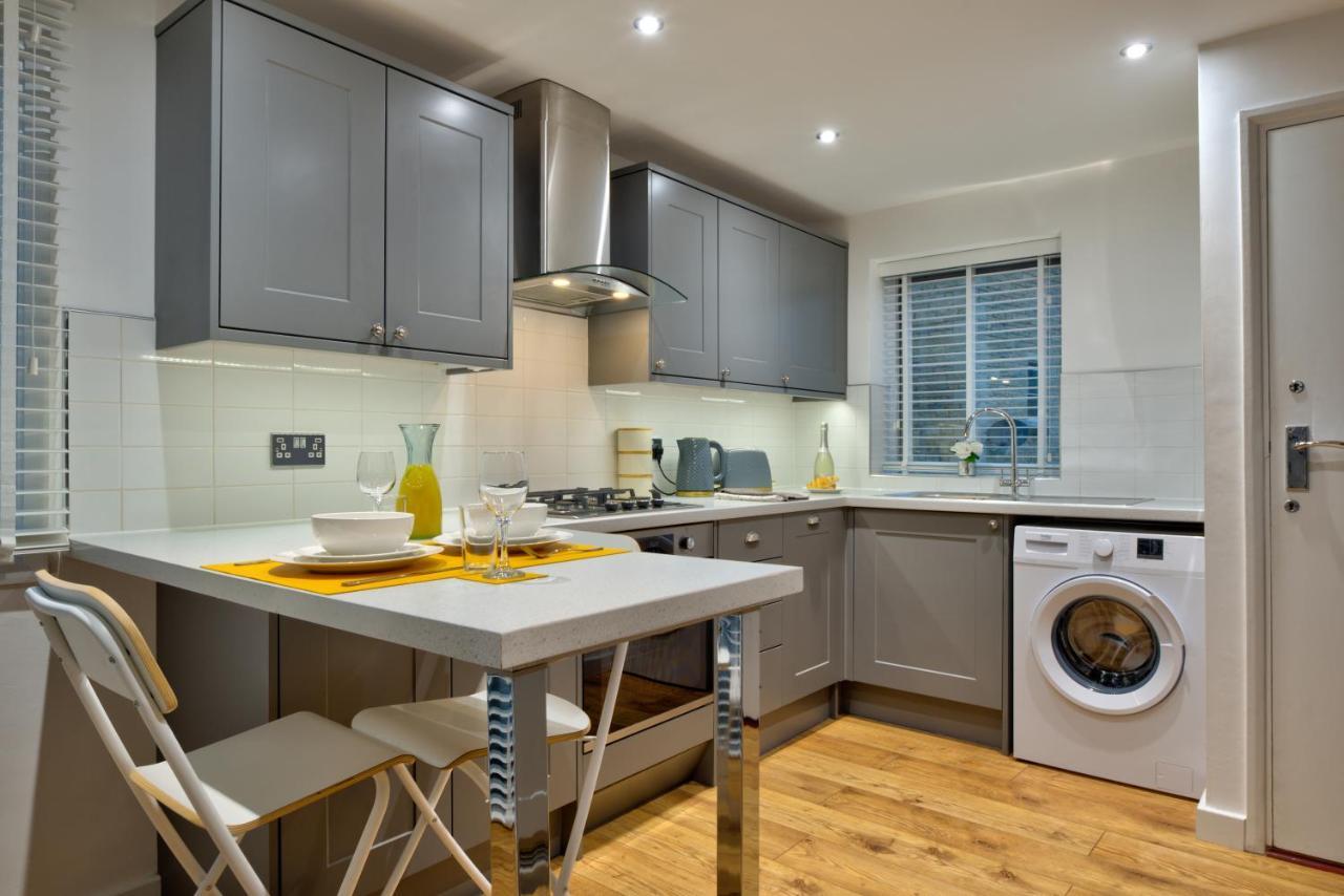 Central Stamford Retreat - Stylish 2-Bed Apartment & Parking Esterno foto